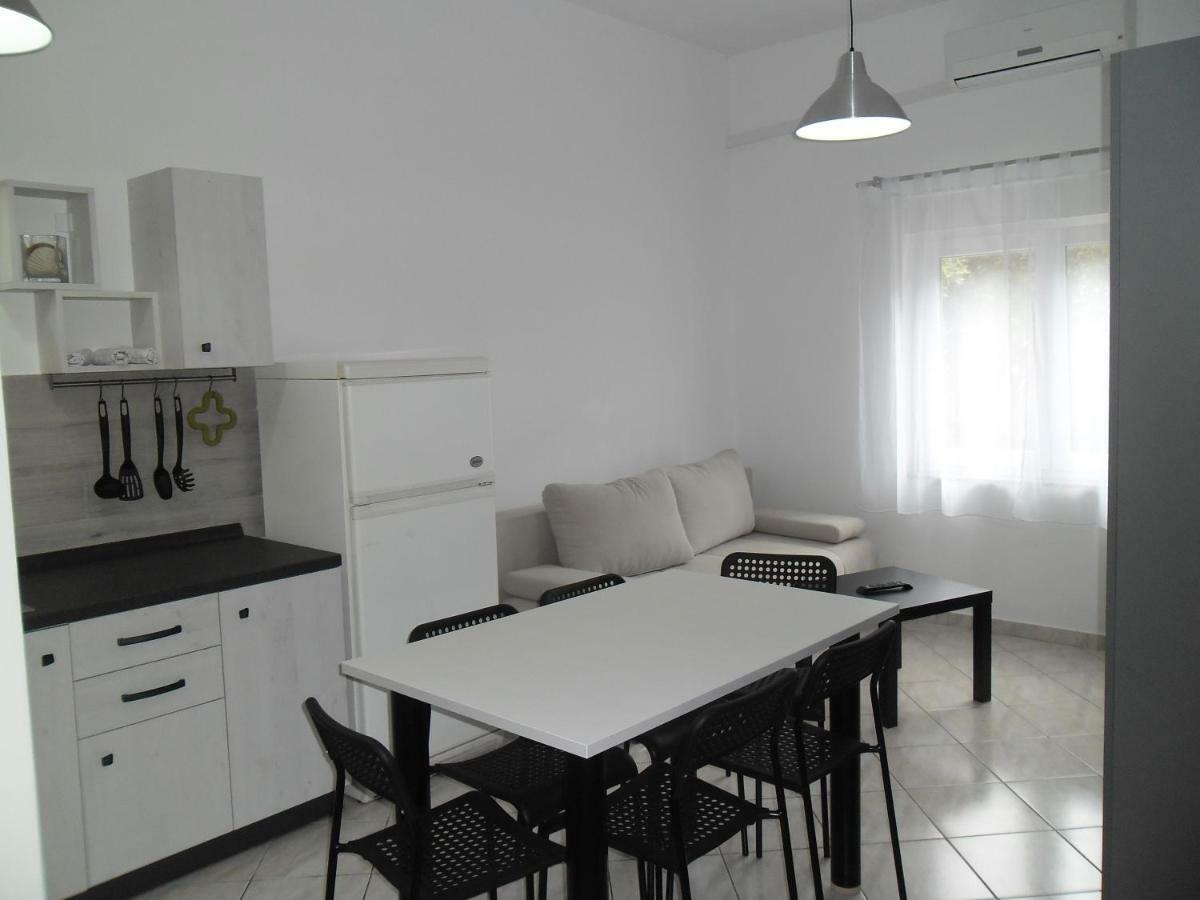Apartmani Nena Povljana Buitenkant foto